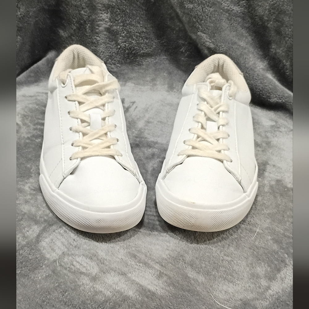 Classic white low top tennis / cheer shoes 4M TH BRIGG